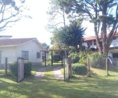 GESELL DOS CHALETS DE 3 AMBetIENTES ZONA RESIDENCIAL TRANQUILA