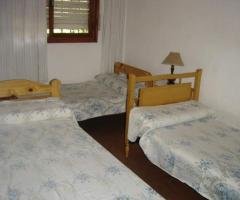 GESELL ALQUILO COMODO CHALET CON PARQUE COCHERA Y FONDO CON PARRILLA
