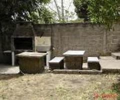 GESELL COMODO CHALET DE TRES AMBIENTES CON PARQUE COCHERA Y FONDO CON PARRILLA